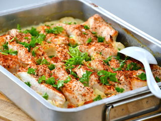 Kylling med blomkål i fad er en nem ret, hvor du også kommer porrer og gulerødder i fadet sammen med fløde og bouillon. Retten kan nydes som den er, eller serveres med ris eller pasta. Foto: Holger Rørby Madsen, Madensverden.dk.