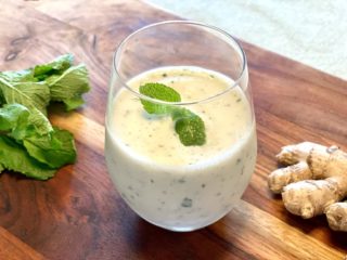 Milkshake med æble smager fantastisk sammen med ingefær og mynte. Riv frisk ingefær og kom det i en blender med friske mynteblade, vaniljeis og æblemost. Foto: Charlotte Mithril