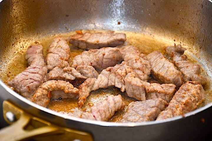 oksekød i strimler steges hurtigt af til boeuf stroganov