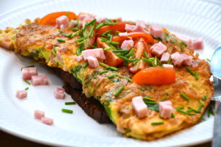 Omelet med skinke og spinat er en lækker omelet, der er god til såvel frokost som aftensmad. God, fyldig og velsmagende, og her serveret på rugbrød. Foto: Katrine Rørby Madsen, Madensverden.dk.