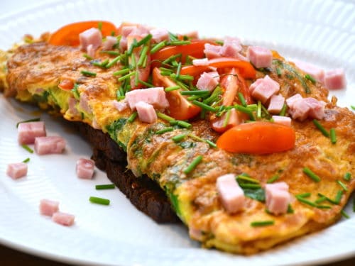 Omelet med skinke og spinat er en lækker omelet, der er god til såvel frokost som aftensmad. God, fyldig og velsmagende, og her serveret på rugbrød. Foto: Katrine Rørby Madsen, Madensverden.dk.