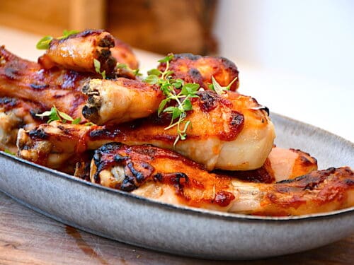 Ovnbagte kyllingelår med ketchup marinade er nemme at lave, og så er kyllingelår altid børnevenlige. Foto: Holger Rørby Madsen, Madensverden.dk.