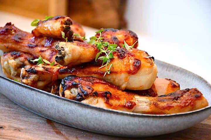 Ovnbagte kyllingelår med ketchup marinade er nemme at lave, og så er kyllingelår altid børnevenlige. Foto: Holger Rørby Madsen, Madensverden.dk.