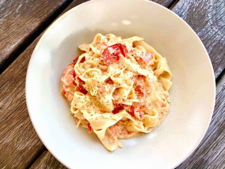 Denne opskrift på pasta med flødeost og bagte tomater kræver kun 5 ingredienser og 5 minutters arbejde i køkkenet. Spis den som den er eller som tilbehør til kylling eller fisk. Foto: Charlotte Mithril