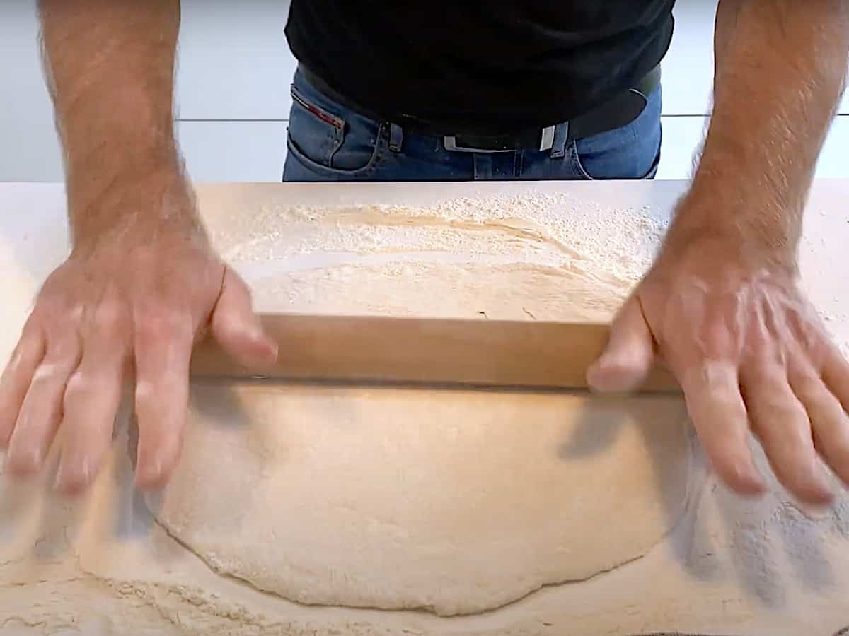 I denne video kan du se, hvordan du nemt ruller en pizza ud. Jeg giver dig også et par gode tips og tricks, så du får den perfekte pizza. Foto: Katrine Rørby Madsen, Madensverden.dk.