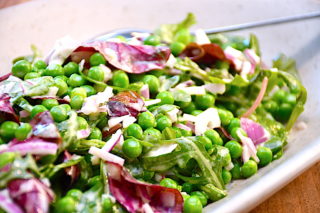 Salat med ærter og lækker mayodressing er en nem og skøn salat som tilbehør til mange retter. Ærtesalaten kan laves med friske eller frosne ærter. Foto: Holger Rørby Madsen, Madensverden.dk.