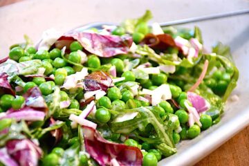 Salat med ærter og lækker mayodressing er en nem og skøn salat som tilbehør til mange retter. Ærtesalaten kan laves med friske eller frosne ærter. Foto: Holger Rørby Madsen, Madensverden.dk.
