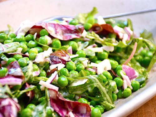 Salat med ærter og lækker mayodressing er en nem og skøn salat som tilbehør til mange retter. Ærtesalaten kan laves med friske eller frosne ærter. Foto: Holger Rørby Madsen, Madensverden.dk.