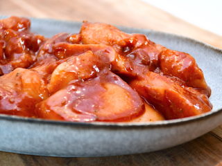 Slagterens røde marinade er en populær marinade til kød, og her har jeg brugt den til marineret kylling. Den er også god til svinekød. Foto: Katrine Rørby Madsen, Madensverden.dk.