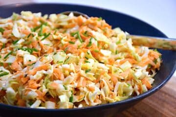 Sund og lækker spidskålsslaw, der laves med spidskål, gulerødder og en nem dressing med mayo. Foto: Holger Rørby Madsen, Madensverden.dk.