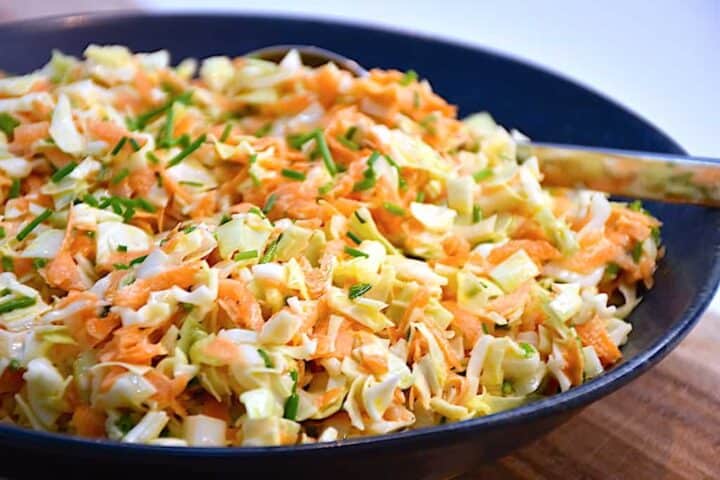 Sund og lækker spidskålsslaw, der laves med spidskål, gulerødder og en nem dressing med mayo. Foto: Holger Rørby Madsen, Madensverden.dk.
