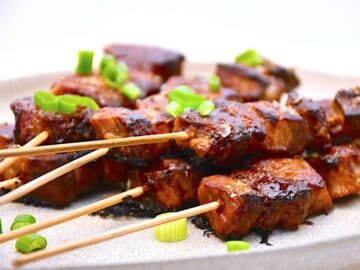 Lære og nemme spyd med gris, som du kan lave i ovn eller grill. Krydres med det kinesiske five spice krydderi. Foto: Holger Rørby Madsen, Madensverden.dk.