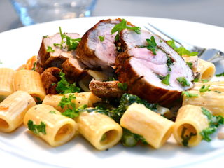 Svinemørbrad med pasta er en virkelig lækker og velsmagende pastaret med fyldt mørbrad. Retten er både nem og rimelig hurtig at lave. Foto: Holger Rørby Madsen, Madensverden.dk.