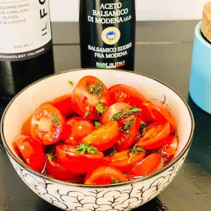 Friske tomater med balsamicodressing og krydderurter