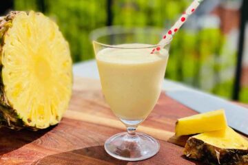 Glas med ananas smoothie