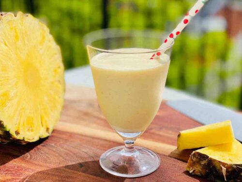 Glas med ananas smoothie