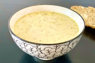 Denne cremefraiche dressing er inspireret af den smagfulde italienske gremolata med persille, citronskal og hvidløg, der giver en skøn frisk smag. Foto: Charlotte Mithril