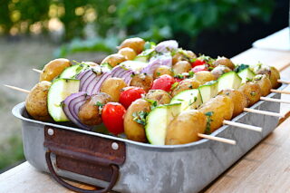 grøntsagsspyd med kartofler til grill