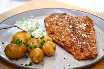 helstegt rødspætte med kartofler og persillesovs