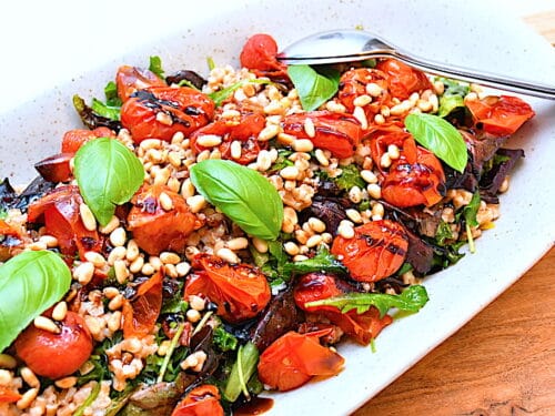 Italiensk speltsalat med bagte tomater og soltørrede tomater
