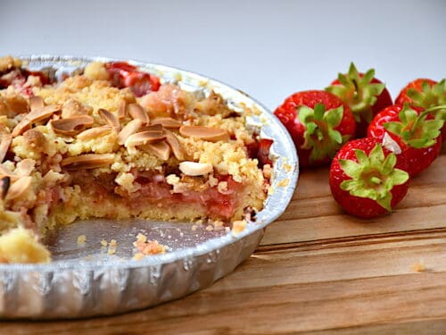 jordbærcrumble med kokos og hvid chokolade
