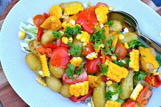 Kartoffelsalat med majs, grillede peberfrugter og spidskål