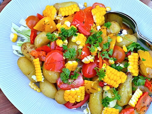 Kartoffelsalat med majs, grillede peberfrugter og spidskål