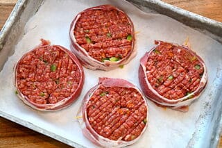 krydderhakkebøf i fad, der er klar til stegning eller grill