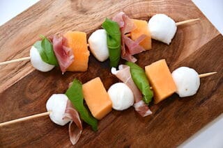 mozzarellaspyd med melon, skinke og basilikum