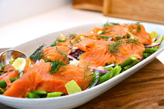 røget laks med spidskål og grønne asparges som forret