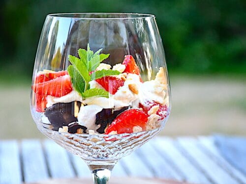 sommerdessert med flødebolle, tuc kiks og jordbær