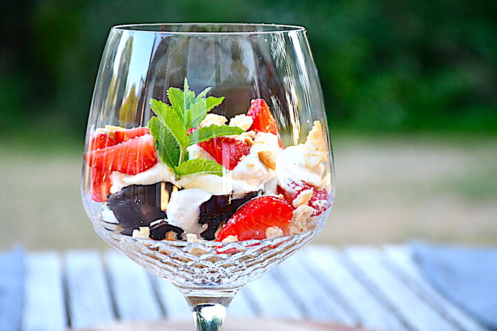 sommerdessert med flødebolle, tuc kiks og jordbær