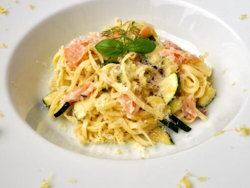 Pasta med citronsauce, laks og squash