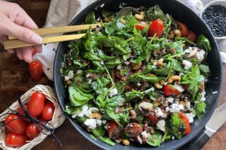 Spinatsalat med bacon og belugalinser