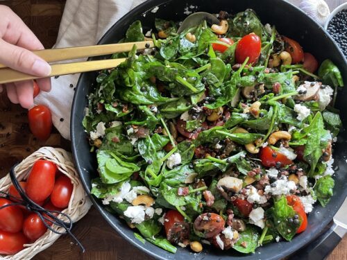 Spinatsalat med bacon og belugalinser