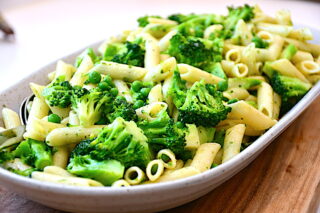 En sund pastasalat med broccoli, ærter og en lækker persilleolie. Den grønne og sunde pastasalat er blandt andet god som tilbehør til svinemørbrad. Foto: Katrine Rørby Madsen, Madensverden.dk.