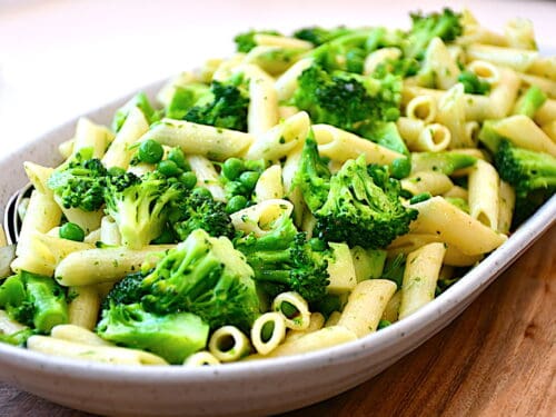 En sund pastasalat med broccoli, ærter og en lækker persilleolie. Den grønne og sunde pastasalat er blandt andet god som tilbehør til svinemørbrad. Foto: Katrine Rørby Madsen, Madensverden.dk.
