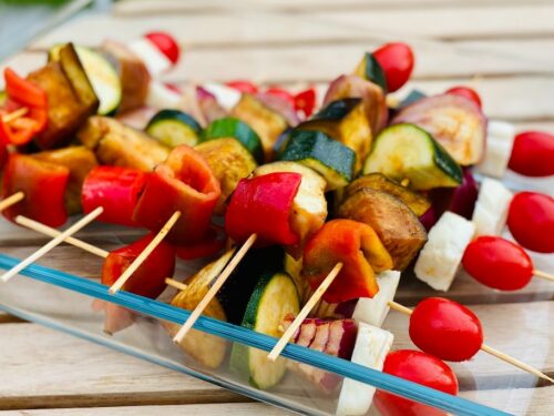 Vegetarisk grillspyd kan sagtens laves i god tid, inden grillen tændes. De har kun godt af at ligge og trække i marinaden, så de får ekstra knald på smagen. Foto: Charlotte Mithril
