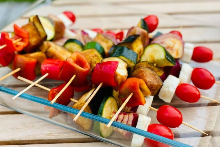 Vegetarisk grillspyd kan sagtens laves i god tid, inden grillen tændes. De har kun godt af at ligge og trække i marinaden, så de får ekstra knald på smagen. Foto: Charlotte Mithril