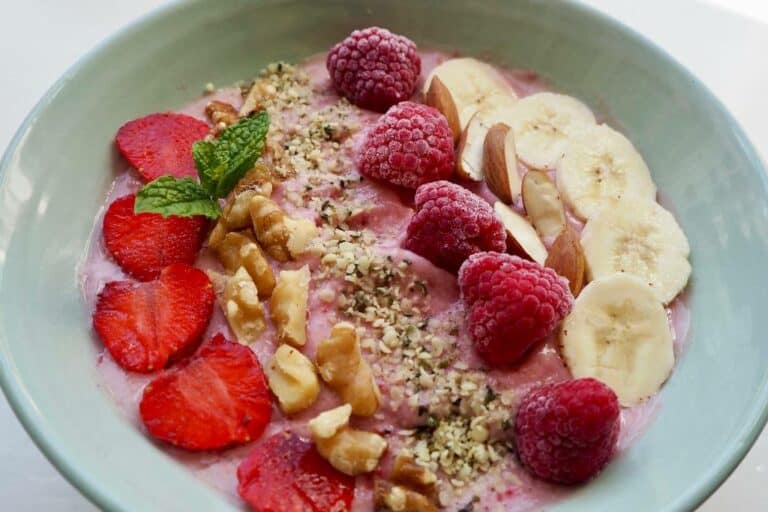 Smoothie bowl med rabarber, jordbær og banan
