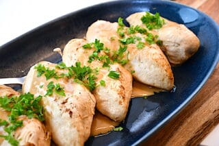 anretning af grydestegt kyllingebryst filet i fad