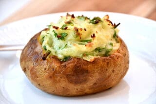 bagte kartofler med krydderurter og fløde