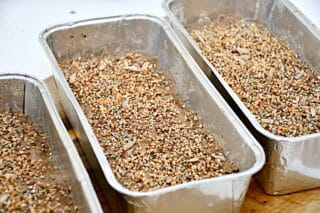 dejen til fuldkornsrugbrødene fordeles i tre smurte forme
