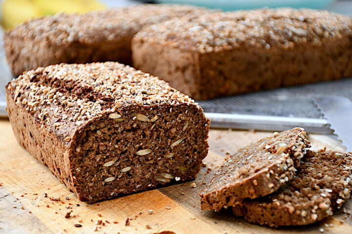 hjemmebagt fuldkornsrugbrød
