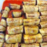 Grillede aubergineruller med oksekødsfyld og béchamelsauce