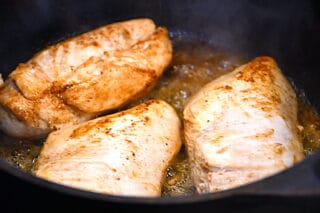 grydestegt kyllingebryst filet brunes af i gryden med lidt smør