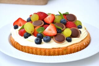 kage med hvid chokolademousse og bær