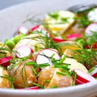 kartoffelsalat med ærter og radiser