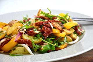 kartoffelsalat med soltørrede tomater