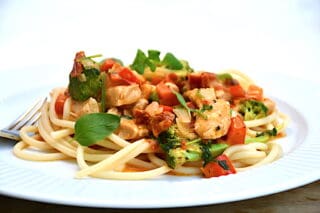 Kylling med soltørrede tomater og pasta